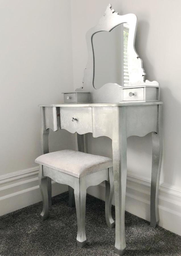 Summer Breeze. 3-Bed Apartment Close To The Beach บอร์นมัธ ภายนอก รูปภาพ